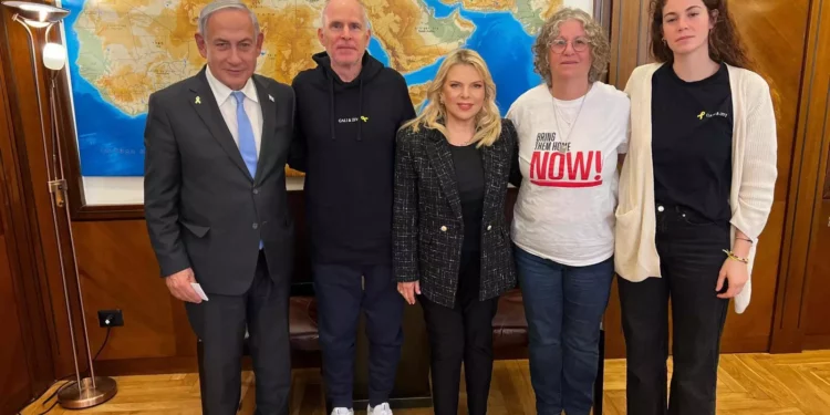 Netanyahu se reúne con los rehenes liberados Keith y Aviva Siegel