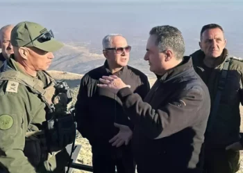 (De derecha a derecha) El jefe del Estado Mayor de las FDI, Herzi Halevi, el ministro de Defensa, Israel Katz, el primer ministro, Benjamin Netanyahu, el jefe del Comando Norte, Ori Gordin, y el jefe del Shin Bet, Ronen Bar, en la cima del Monte Hermón en el lado sirio, el 17 de diciembre de 2024. (Ministerio de Defensa)