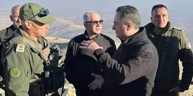 (De derecha a derecha) El jefe del Estado Mayor de las FDI, Herzi Halevi, el ministro de Defensa, Israel Katz, el primer ministro, Benjamin Netanyahu, el jefe del Comando Norte, Ori Gordin, y el jefe del Shin Bet, Ronen Bar, en la cima del Monte Hermón en el lado sirio, el 17 de diciembre de 2024. (Ministerio de Defensa)