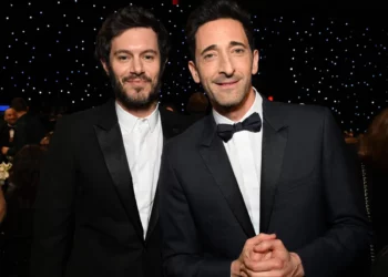 Adam Brody, a la izquierda, posa con su colega actor estadounidense Adrien Brody en la 30.ª edición de los premios Critics Choice Awards en Santa Mónica, California, el 7 de febrero de 2025. (Michael Kovac/Getty Images para Critics Choice Association vía JTA)