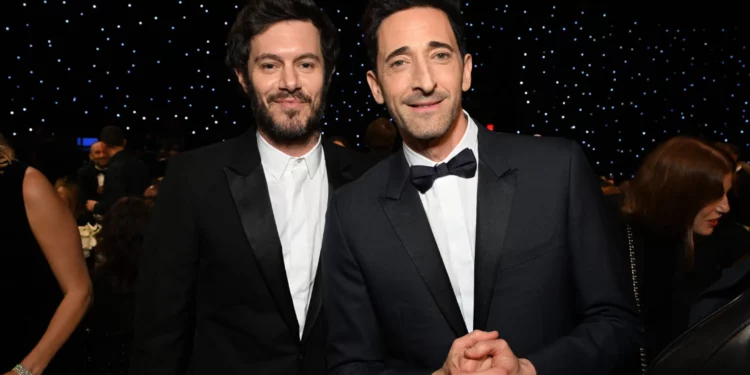 Adam Brody, a la izquierda, posa con su colega actor estadounidense Adrien Brody en la 30.ª edición de los premios Critics Choice Awards en Santa Mónica, California, el 7 de febrero de 2025. (Michael Kovac/Getty Images para Critics Choice Association vía JTA)