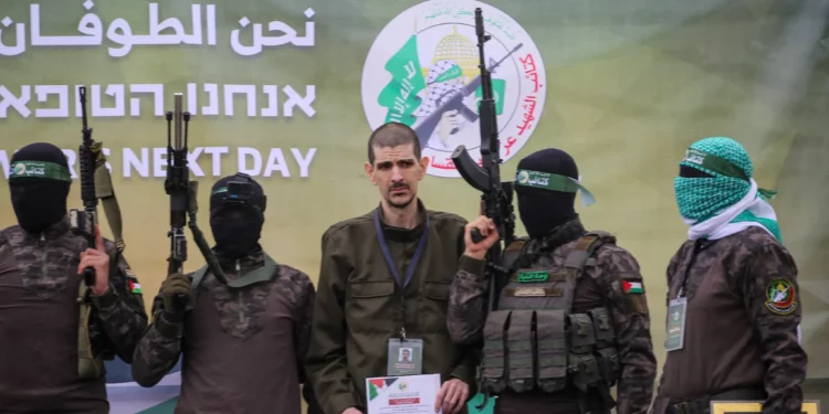 Hombres armados de Hamas flanquean a Or Levy en un escenario antes de entregarlo a un equipo de la Cruz Roja en Deir el-Balah, en el centro de Gaza, el 8 de febrero de 2025 (Foto de Eyad BABA/AFP)