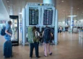 Imagen: Pasajeros en el aeropuerto Ben Gurion el 2 de septiembre de 2024. (Avshalom Sassoni/Flash90)