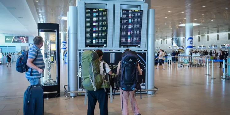 Imagen: Pasajeros en el aeropuerto Ben Gurion el 2 de septiembre de 2024. (Avshalom Sassoni/Flash90)