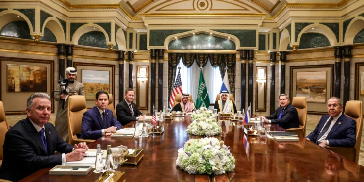 (De izq. a der.) El enviado de Estados Unidos para Oriente Medio, Steve Witkoff; el secretario de Estado, Marco Rubio; el asesor de seguridad nacional, Mike Waltz; el ministro de Asuntos Exteriores de Arabia Saudita, el príncipe Faisal bin Farhan al-Saud; el asesor de seguridad nacional, Mosaad bin Mohammad al-Aiban; el asesor de política exterior del presidente ruso, Yuri Ushakov; y el ministro de Asuntos Exteriores de Rusia, Sergei Lavrov, asisten a una reunión en el Palacio Diriyah de Riad el 18 de febrero de 2025. (Evelyn Hockstein / POOL / AFP)