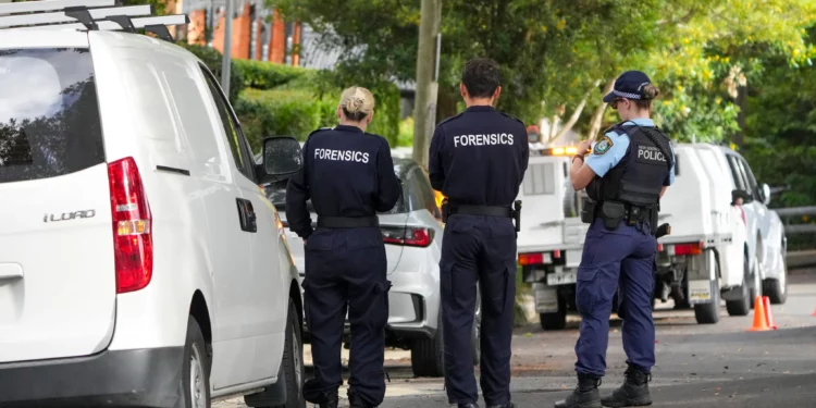 La policía se encuentra cerca de casas vandalizadas con lemas antiisraelíes en el suburbio de Woollahra, en Sydney, Australia, el 11 de diciembre de 2024. (AP/Mark Baker)