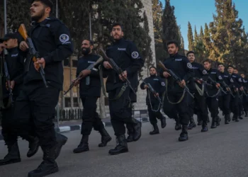 Los reclutas de la fuerza policial del nuevo gobierno caminan en formación durante una sesión de capacitación y graduación en la Escuela de Policía en Damasco, Siria, el martes 14 de enero de 2025. (AP Foto/Omar Albam)