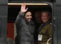 El rehén israelí liberado Tal Shoham saluda desde una camioneta al llegar al Centro Médico Rabin en Petah Tikva, el 22 de febrero de 2025 (Foto AP/Ohad Zwigenberg)