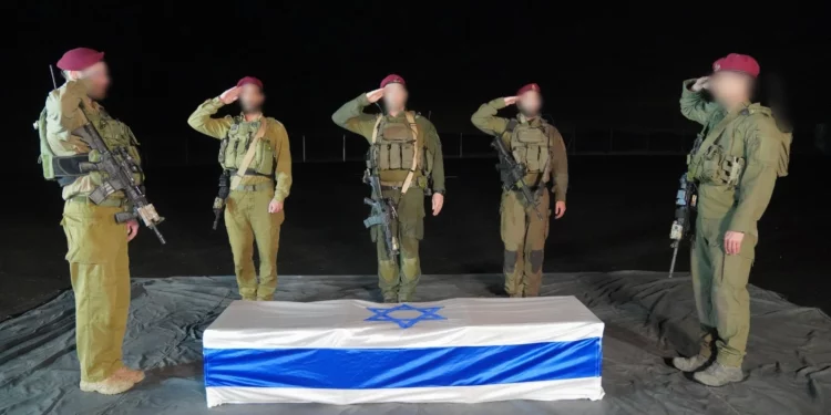 Oficiales de las Fuerzas de Defensa de Israel saludan un ataúd que contiene el cuerpo de la rehén asesinada Shiri Silberman Bibas, a última hora del 21 de febrero de 2025. (Fuerzas de Defensa de Israel)