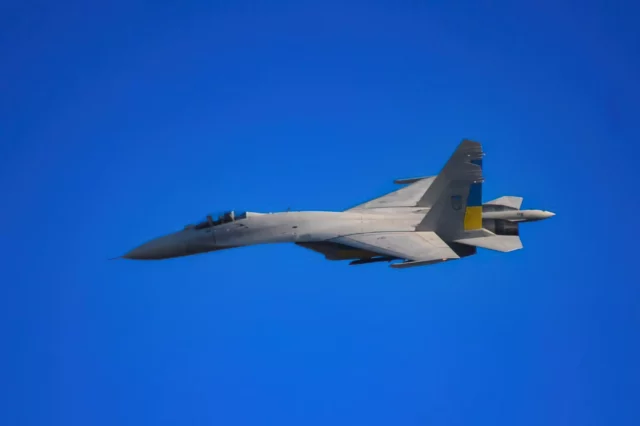 Aviones Su-27 ucranianos muestran nuevo camuflaje gris