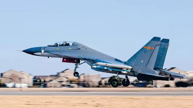 El Su-30MK2 chino se retira del PLAN para unirse a la PLAAF