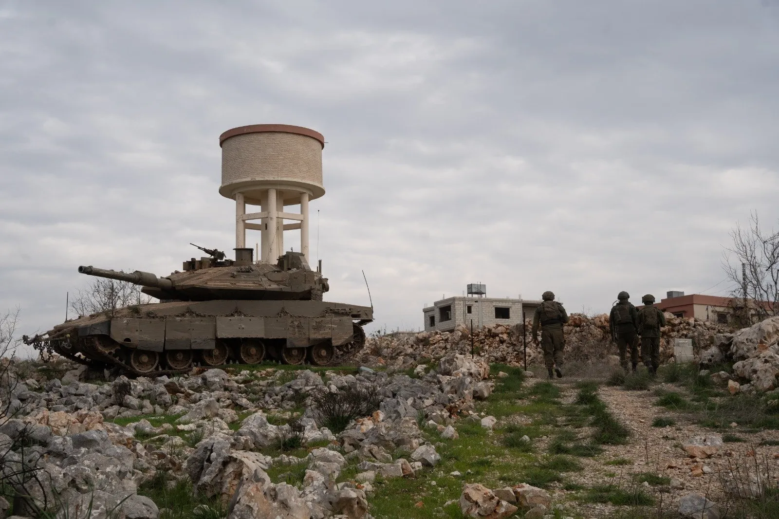 Las tropas de las FDI de la 810.ª Brigada Regional de las “Montañas” operan en el lado libanés del monte Dov, en una foto difundida por el ejército el 17 de febrero de 2025. (Fuerzas de Defensa de Israel)