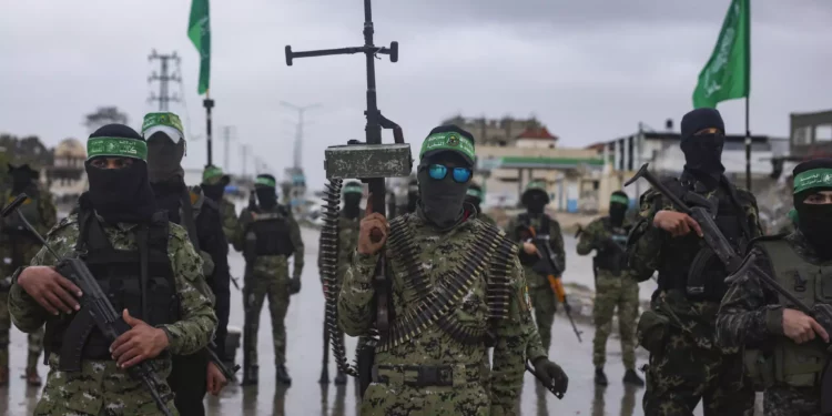 Los combatientes de Hamás están desplegados en Rafah antes de la liberación prevista de dos de los seis rehenes israelíes, que serán entregados a la Cruz Roja, Franja de Gaza, el 22 de febrero de 2025. (AP/Jehad Alshrafi)