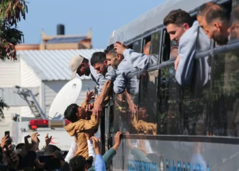 Los terroristas presos palestinos liberados por Israel como parte de un acuerdo de alto el fuego con Hamás son recibidos por sus familiares a su llegada en autobús al hospital europeo de Jan Yunis el 1 de febrero de 2025. (Eyad Baba / AFP)