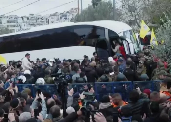 Los terroristas presos palestinos liberados son recibidos por multitudes que los vitorean en Ramallah, Judea y Samaria, el 8 de febrero de 2025 (Captura de pantalla/Al Jazeera)