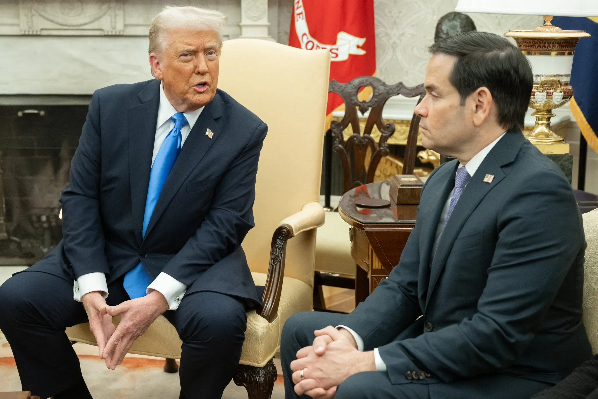 El presidente de Estados Unidos, Donald Trump (izq.), y el secretario de Estado, Marco Rubio, asisten a una reunión con el rey Abdullah II de Jordania en la Oficina Oval de la Casa Blanca en Washington, DC, el 11 de febrero de 2025. (SAUL LOEB / AFP)