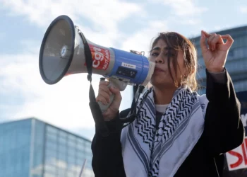 La miembro del Parlamento Europeo Rima Hassan habla durante una manifestación a favor de Palestina frente al Parlamento Europeo en Estrasburgo, Francia, el 27 de noviembre de 2024. (Foto AP/Jean-Francois Badias, Archivo)