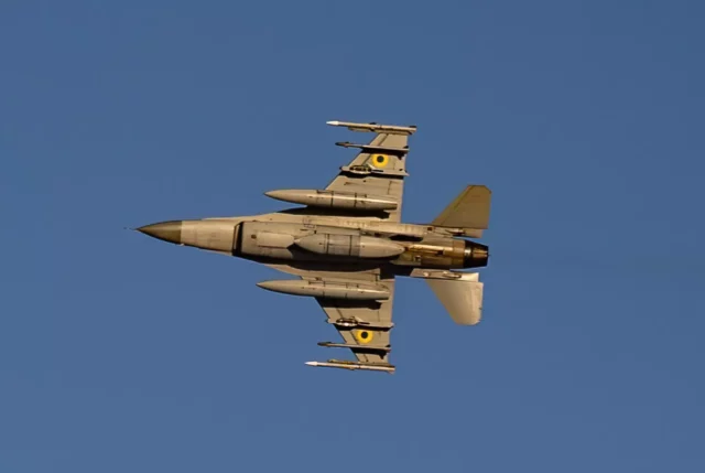 F-16 ucraniano cae ante enjambre de 537 drones rusos