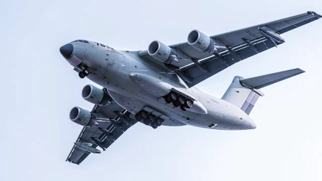 El avión chino Y-20B se incorpora al servicio con motores WS-20