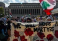 Manifestantes pro palestinos y antiisraelíes se congregan en el campus de la Universidad de Columbia en la ciudad de Nueva York para conmemorar un año desde el ataque del grupo terrorista Hamás al sur de Israel que desencadenó la guerra en curso en Gaza, el 7 de octubre de 2024 (Alex Kent/Getty Images/AFP)