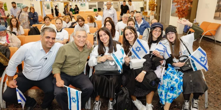 Ofir Sofer, ministro de Aliá e Integración, y Doron Almog, presidente de la Agencia Judía, posan con los inmigrantes que llegaron de Francia a fines de octubre de 2023, inmediatamente después del inicio de la guerra. (Guy Yechiely/La Agencia Judía)