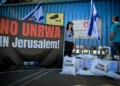 Israelíes protestan contra el Organismo de Obras Públicas y Socorro de las Naciones Unidas para los Refugiados de Palestina (UNRWA) frente a las oficinas de la organización en Jerusalén, el 13 de marzo de 2024. (Arie Leib Abrams/Flash90)