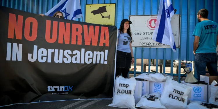 Israelíes protestan contra el Organismo de Obras Públicas y Socorro de las Naciones Unidas para los Refugiados de Palestina (UNRWA) frente a las oficinas de la organización en Jerusalén, el 13 de marzo de 2024. (Arie Leib Abrams/Flash90)