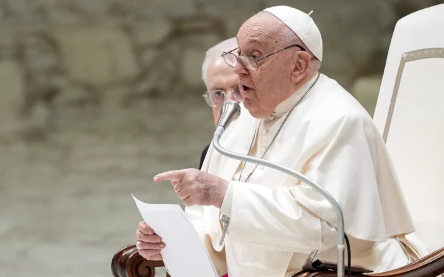 El papa enfrenta una neumonía compleja en ambos pulmones