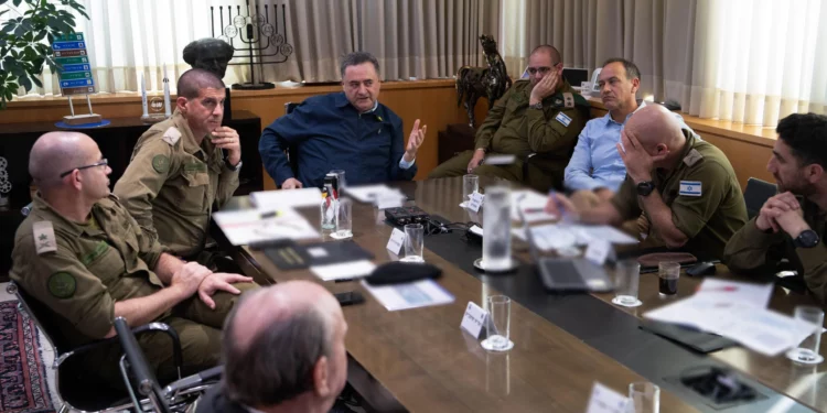 El ministro de Defensa, Israel Katz, se reúne con funcionarios de defensa el 17 de febrero de 2025. (Ariel Hermoni/ Ministerio de Defensa)