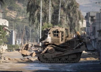 Se observan topadoras militares israelíes durante una redada militar en el campo de refugiados de Nur Shams, cerca de la ciudad de Tulkarem, el martes 24 de diciembre de 2024. (Foto AP/Majdi Mohammed)