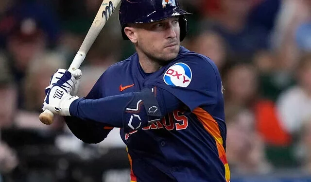 Alex Bregman, de los Astros de Houston, batea durante la quinta entrada de un partido de béisbol contra los Angelinos de Los Ángeles, el 22 de septiembre de 2024, en Houston. (AP/Kevin M. Cox)