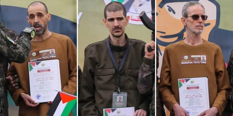 De izquierda a derecha: Eli Sharabi, Or Levy y Ohad Ben Ami en un escenario montado por Hamas en Deir el-Balah, en el centro de Gaza, antes de que el grupo terrorista los entregara a la Cruz Roja, el 8 de febrero de 2025 (Eyad Baba / AFP)