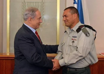 El primer ministro, Benjamin Netanyahu (izquierda), con el secretario militar saliente del primer ministro, el mayor general Eyal Zamir, en la oficina del primer ministro en Jerusalén, el 8 de septiembre de 2015. (Haim Zach / GPO)