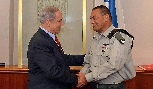 El primer ministro, Benjamin Netanyahu (izquierda), con el secretario militar saliente del primer ministro, el mayor general Eyal Zamir, en la oficina del primer ministro en Jerusalén, el 8 de septiembre de 2015. (Haim Zach / GPO)