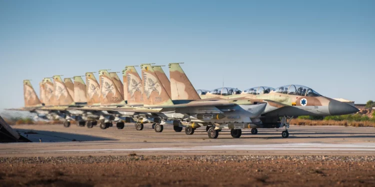 Aviones de combate F-15I del 69.º Escuadrón de la IAF son vistos en la base aérea de Hatzerim, en el sur de Israel, antes de un ataque en Beirut contra el jefe de Hezbolá, Hassan Nasrallah, el 27 de septiembre de 2024. (Fuerzas de Defensa de Israel)