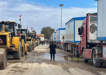 Bulldozers y camiones con casas móviles esperan para entrar a Gaza en el cruce fronterizo de Rafah entre Egipto y la Franja de Gaza, el 13 de febrero de 2025. Los camiones de ayuda están utilizando actualmente el punto de entrada de Kerem Shalom a la espera de que se concluyan los trabajos de mantenimiento y reparación en el cruce fronterizo de Rafah hacia el sur de Gaza desde Egipto (Foto AP/Mohamed Arafat