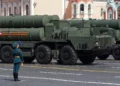 Imagen ilustrativa: los sistemas de misiles rusos S-300 funcionan durante un ensayo general para el desfile militar del Día de la Victoria en el centro de Moscú el 5 de mayo de 2024. Rusia celebrará el 79 aniversario de la victoria de 1945 sobre la Alemania nazi el 9 de mayo. (Alexander Avilov / Agencia de Noticias Moskva / AFP)