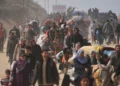 Palestinos desplazados caminan por una carretera en el centro de Gaza para regresar a sus hogares en el norte de la Franja de Gaza, en medio de la implementación del acuerdo de alto el fuego entre Israel y Hamás, el 31 de enero de 2025. (Foto AP/Abdel Kareem Hana)