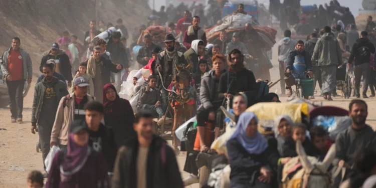 Palestinos desplazados caminan por una carretera en el centro de Gaza para regresar a sus hogares en el norte de la Franja de Gaza, en medio de la implementación del acuerdo de alto el fuego entre Israel y Hamás, el 31 de enero de 2025. (Foto AP/Abdel Kareem Hana)