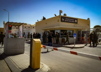 Activistas de extrema derecha protestan contra la detención de soldados de reserva israelíes sospechosos de abusar de un sospechoso de terrorismo de Hamás, en la base militar de Sde Teiman, cerca de Beersheba, el 29 de julio de 2024. (Dudu Greenspan/Flash90)