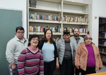 Seis personas con discapacidad intelectual se convierten en la primera cohorte de adultos de Israel en recibir una licenciatura en la Facultad de Educación de la Universidad Bar-Ilan. Dos de ellos tienen síndrome de Down. De izquierda a derecha: Oded Naftali, Ruti Bar-On, Lior Shmualevitz, Henia Greengarten, Tomer Gad-Barak y Hofit Gilad. (Cortesía de la Universidad Bar-Ilan)