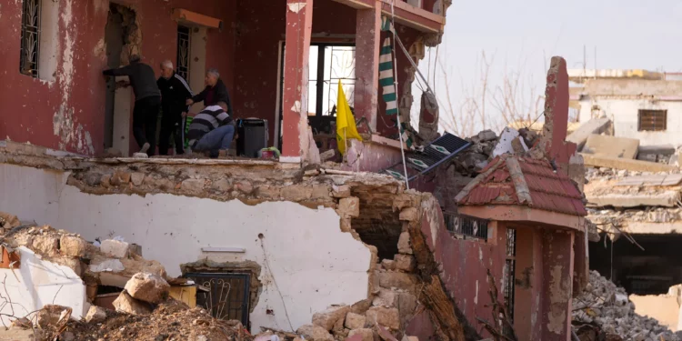 Ciudadanos libaneses observan los destrozos en sus casas causados ​​por la guerra entre Hezbolá e Israel, en su ciudad natal, Khiam, en el sur del Líbano, el 17 de febrero de 2025. (Foto AP/Hassan Ammar)