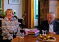 Jacqueline van Maarsen, a la izquierda, y Albert Gomes de Mesquita, amigos de la escuela de Ana Frank, hablan con estudiantes durante un evento para conmemorar lo que habría sido el 90 cumpleaños de Ana Frank, en Ámsterdam, el 12 de junio de 2019. (Foto AP/Michael C. Corder, Archivo)