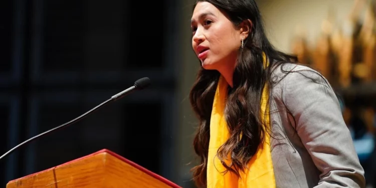 La cautiva rescatada Noa Argamani habla en un acto para conmemorar los más de 500 días transcurridos desde el ataque liderado por Hamás el 7 de octubre de 2023, en la Congregación Hebrea de Washington, en Washington, DC. (Leigh Vogel)