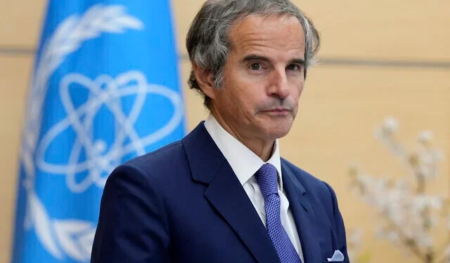 El director general del Organismo Internacional de Energía Atómica, Rafael Mariano Grossi, durante una reunión con el gobierno japonés en Tokio, el 14 de marzo de 2024. (Foto AP/Eugene Hoshiko, Pool, Archivo)