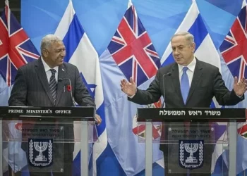 El Primer Ministro Benjamín Netanyahu con el Primer Ministro de Fiji, Josaia Voreqe Bainimarama, de visita en Jerusalén, el 7 de noviembre de 2016. (Ohad Zwigenberg)