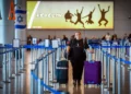 Pasajeros en el Aeropuerto Internacional Ben Gurion, cerca de Tel Aviv, el 1 de agosto de 2024. (Avshalom Sassoni / Flash90)