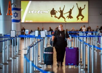 Pasajeros en el Aeropuerto Internacional Ben Gurion, cerca de Tel Aviv, el 1 de agosto de 2024. (Avshalom Sassoni / Flash90)