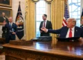 El presidente de Estados Unidos, Donald Trump, hace un gesto al enviado especial de Estados Unidos para Oriente Medio, Steve Witkoff (izquierda), en la Oficina Oval de la Casa Blanca, el 3 de febrero de 2025, en Washington, DC. (Jim WATSON / AFP)