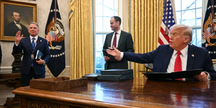 El presidente de Estados Unidos, Donald Trump, hace un gesto al enviado especial de Estados Unidos para Oriente Medio, Steve Witkoff (izquierda), en la Oficina Oval de la Casa Blanca, el 3 de febrero de 2025, en Washington, DC. (Jim WATSON / AFP)